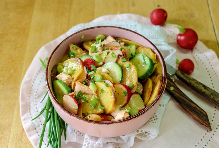 Flache Schüssel mit Kartoffelsalat